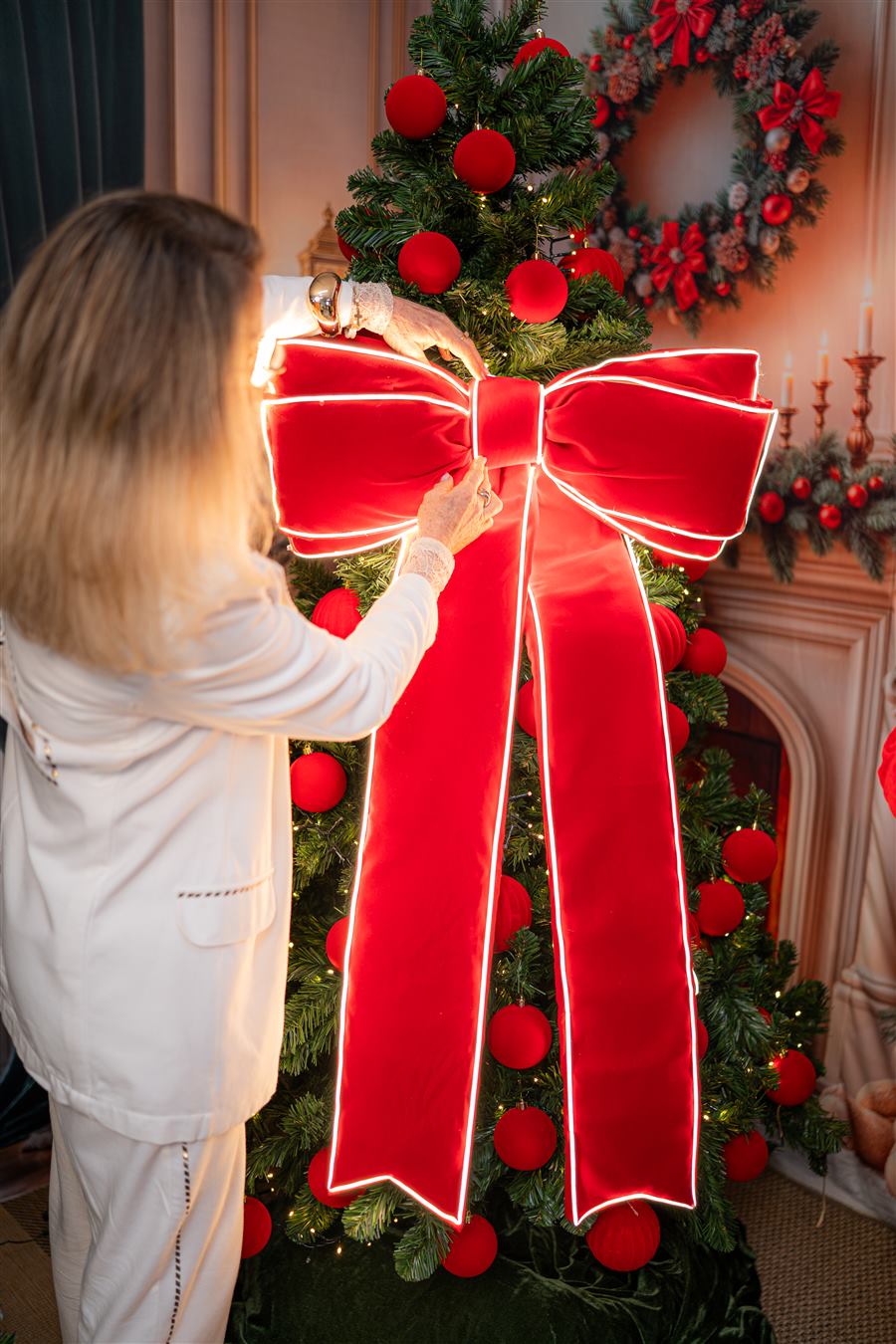 Detalhe de uma peça natalina iluminada, no estilo de uma das tendências de 2026.